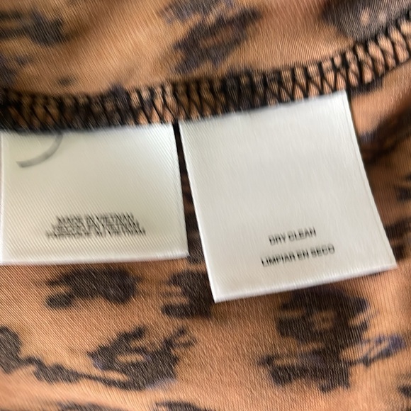 Anne Klein leopard print wrap dress. Ties at the side. Size 8. Never worn. - Picture 4 of 5